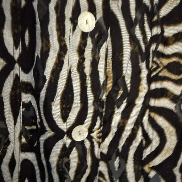 Ruby Rd. Black and Cream Abstract Print Crop Top - Picture 2 of 10